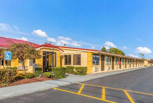 Econo Lodge Norwalk image 1