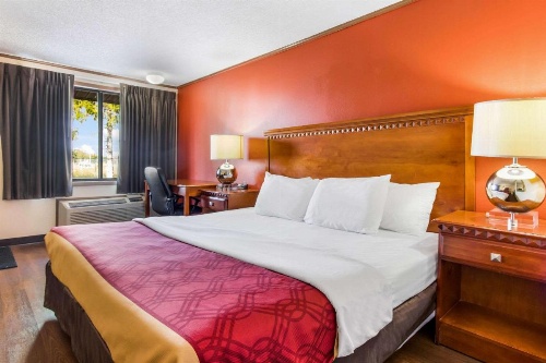 Econo Lodge Norwalk image 10