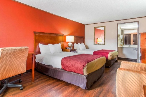 Econo Lodge Norwalk image 11