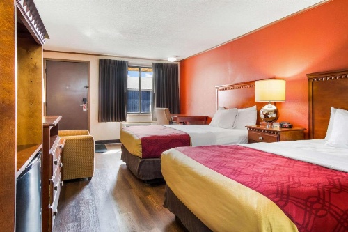 Econo Lodge Norwalk image 12