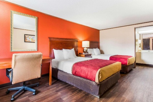 Econo Lodge Norwalk image 13