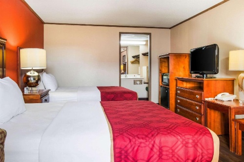 Econo Lodge Norwalk image 14