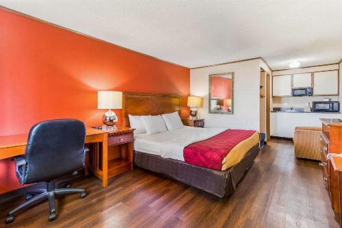 Econo Lodge Norwalk image 16