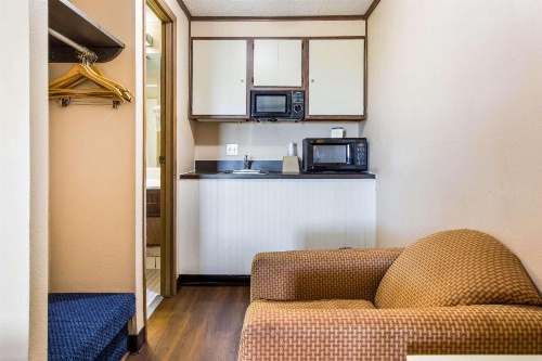 Econo Lodge Norwalk image 17