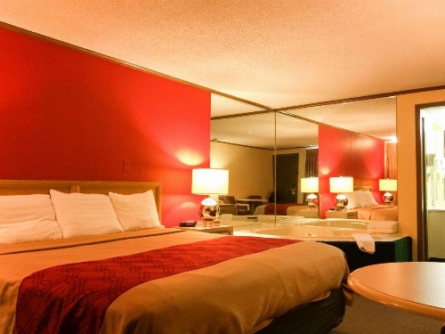 Econo Lodge Norwalk image 18