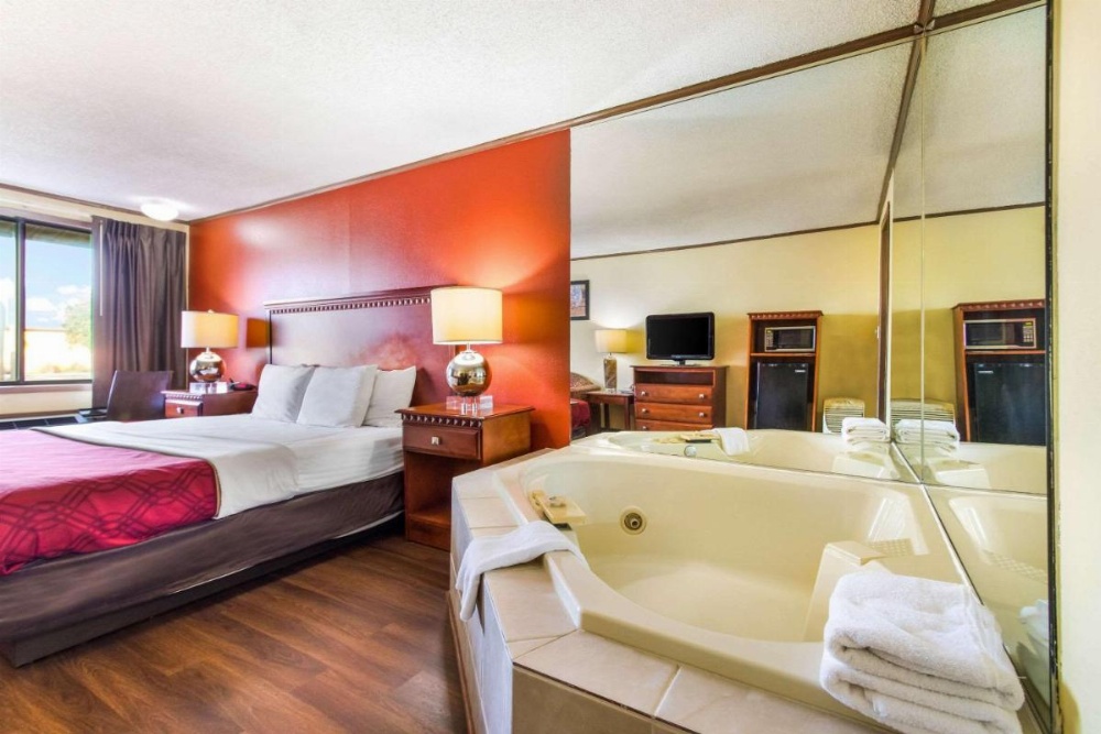 Econo Lodge Norwalk Image 19