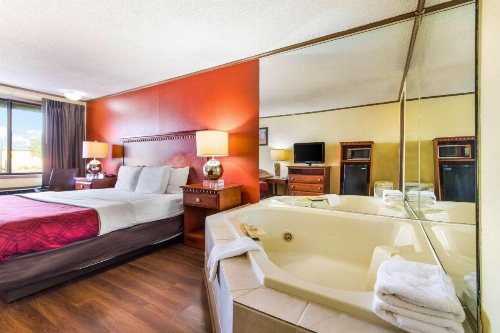 Econo Lodge Norwalk image 19