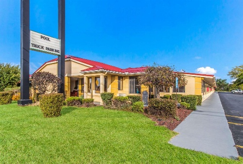 Econo Lodge Norwalk image 2