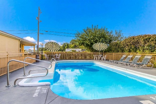 Econo Lodge Norwalk image 21