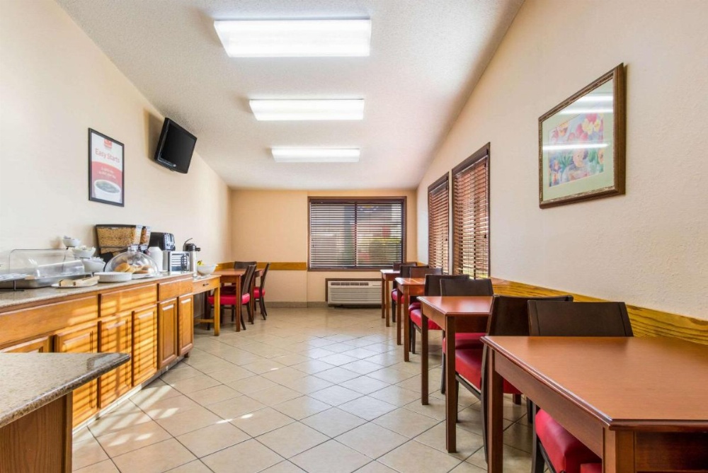 Econo Lodge Norwalk Image 23