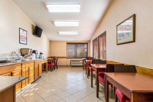 Econo Lodge Norwalk image 23