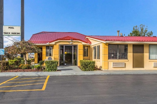 Econo Lodge Norwalk image 4