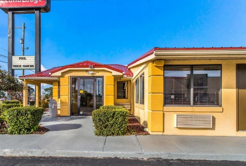 Econo Lodge Norwalk image 5